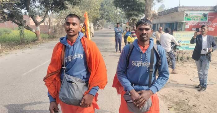 Two youths from Bihar are reaching Ayodhya via Bansdih of Ballia.