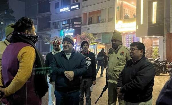 बलिया शहर भ्रमण कर जिलाधिकारी ने अलाव जलाने की स्थिति का जाना हाल