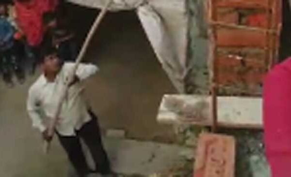 Dispute during house construction, video of forcibly breaking skylight goes viral