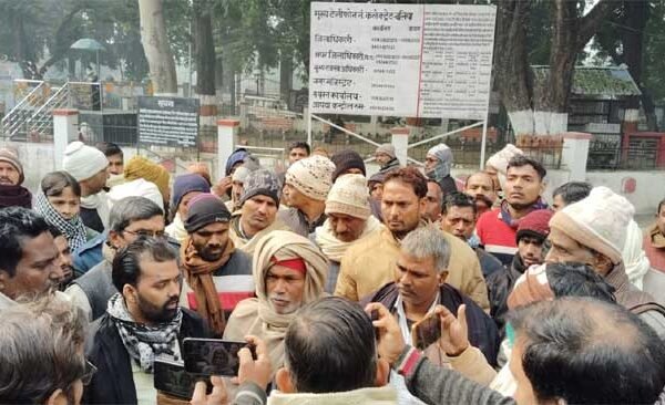 डॉ. दम्पति की गिरफ्तारी की मांग को लेकर डीएम कार्यालय पर धरना