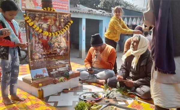 अयोध्या में श्रीराम लला के नूतन विग्रह में प्राण-प्रतिष्ठा के मौके पर शिवपुर दीयर नई बस्ती बेयासी ढाला पर सोमवार को ढाले के राम भक्तों द्वारा श्रीराम जयराम जय-जय राम.. का जाप किया गया.