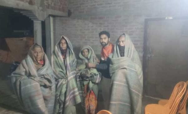 जनाडी गांव में दो दर्जन से अधिक निराश्रित एवं विधवा महिलाओं को प्रधान ने बांटे कंबल