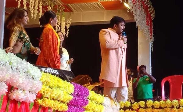 Singers mesmerized in Vishal Gadha Mahotsav - Dozens of artists including Pawan Singh performed