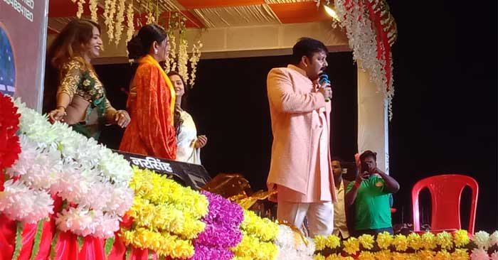 Singers mesmerized in Vishal Gadha Mahotsav - Dozens of artists including Pawan Singh performed