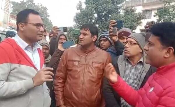 रिश्वत लेते समय पकड़े गए कानूनगो व चेनमैन