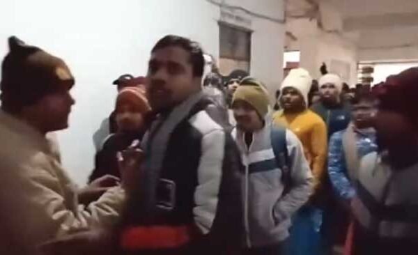 तहसील परिसर में सैकड़ों की संख्या में पहुंचकर छात्रों ने तहसीलदार के खिलाफ की नारेबाजी