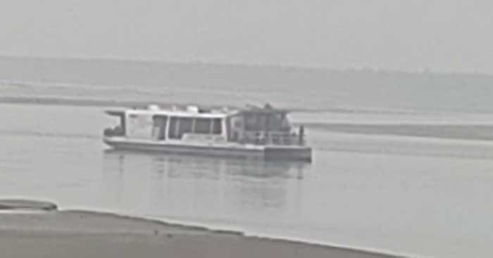 Cruise going from Kolkata to Ayodhya stuck in sand
