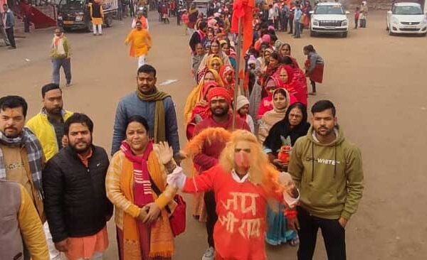 A grand procession took place with the tableau of Lord Shri Ram, hundreds of Ram devotees participated