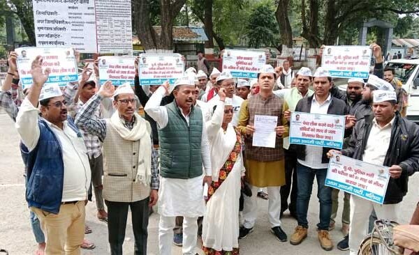 Aam Aadmi Party workers sent memorandum to the Governor through the District Magistrate
