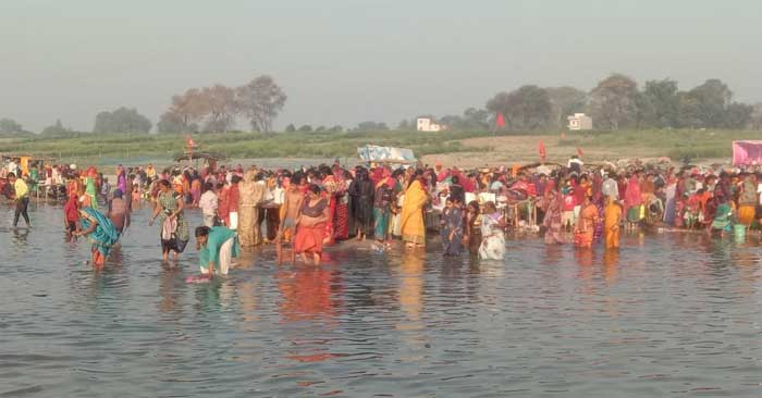 On the occasion of Mauni Amavasya in Ballia, crowd gathered on the banks of Ganga and Saryu rivers.