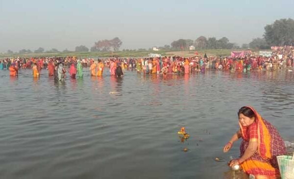 On the occasion of Mauni Amavasya in Ballia, crowd gathered on the banks of Ganga and Saryu rivers.