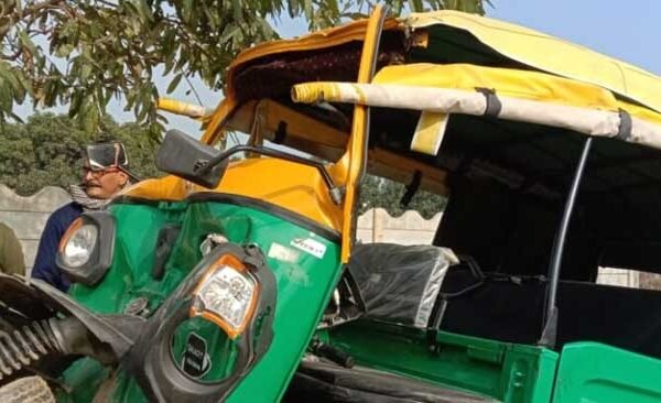 Tempo hits parked school bus, four injured including driver