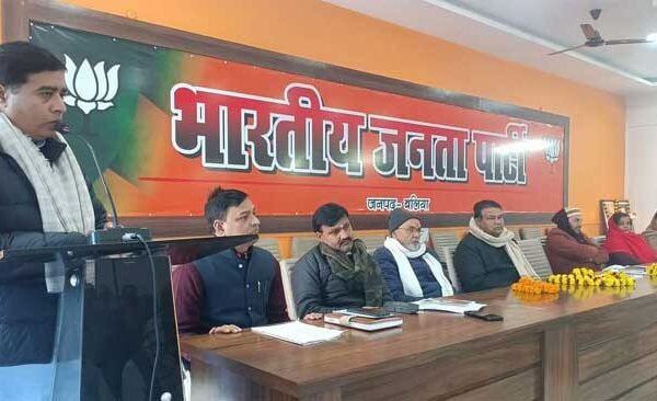 भाजपा का गांव चलों अभियान चार से 11 फरवरी तक हर गांव में 24 घंटे करेंगे प्रवास बलिया. केंद्र की सत्ता में लगातार तीसरी बार काबिज होने के लिए भाजपा एक-एक कदम फूंक-फूंक कर रख रही है. भाजपा का शीर्ष प्रबंधन इस बात पर नजर रखे हुए हैं कि उसका कोई भी 'चुनावी वॉर' खाली न जाए.