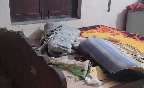 In Bansdih, thieves climbed onto the roof and carried out a gruesome theft.