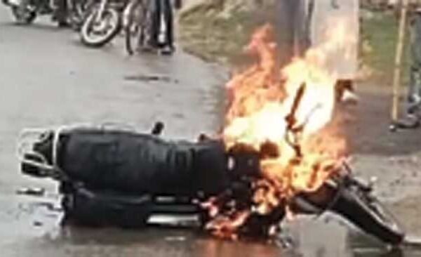 Bike caught fire due to sparking on Ratsar-Ekil road, bike burnt to ashes