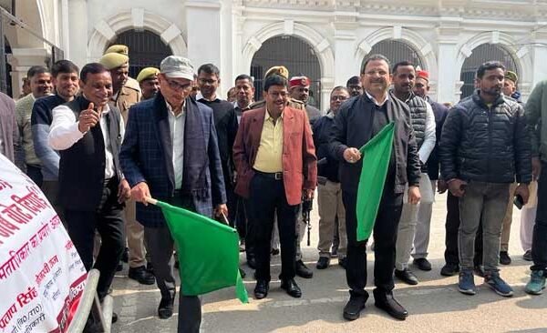 जिलाधिकारी ने मतदाता जागरुकता वैन को दिखाई हरी झंडी