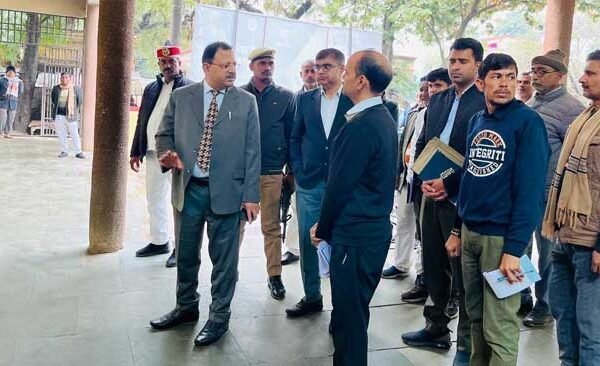 District Magistrate inspected Tehsil Bansdih
