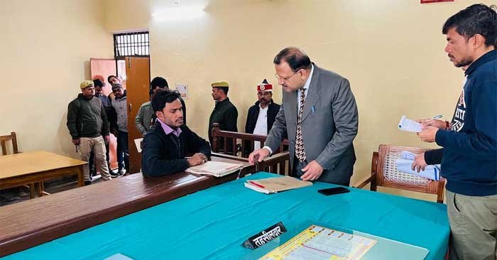 District Magistrate inspected Tehsil Bansdih