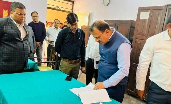 District Magistrate inspected Tehsil Ballia Sadar