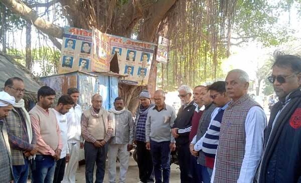 Wife mourns senior journalist in Dubhar, last rites took place at Ganga Ghat