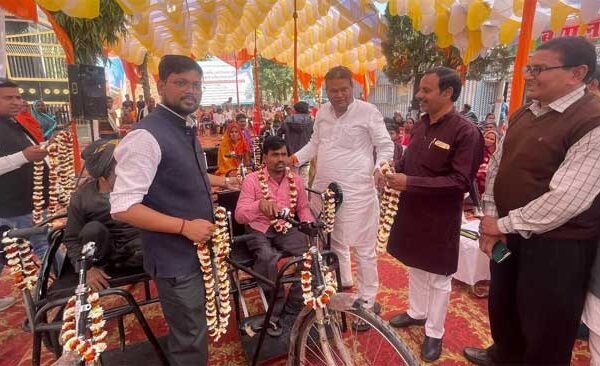 Salempur MP Ravindra Kushwaha distributed artificial equipment in Nawanagar block.