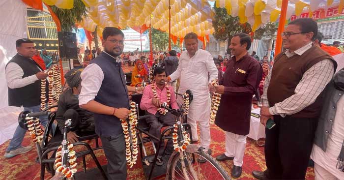 Salempur MP Ravindra Kushwaha distributed artificial equipment in Nawanagar block.