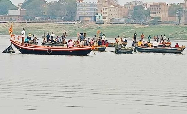 It was very difficult to jump into river Ganga, a teenager drowned in Ganga.