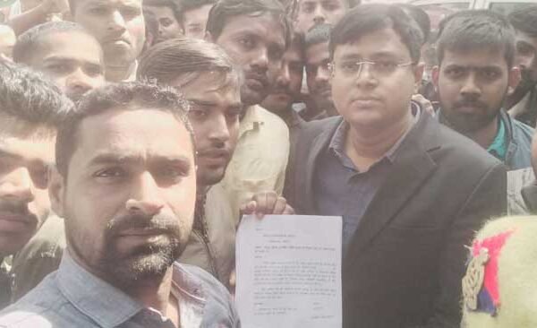 Candidates of police recruitment examination submitted memorandum to SDM, demanding cancellation of examination and re-examination.
