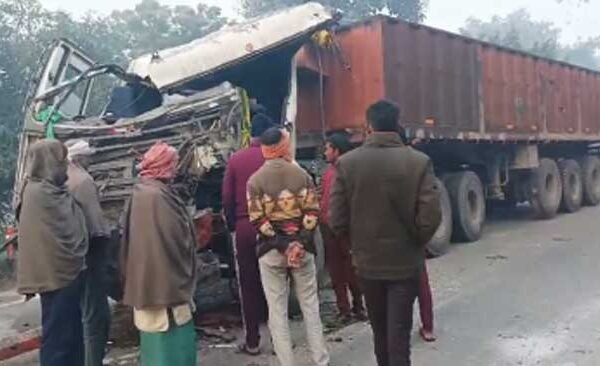 Driver and helper injured in collision between teller and truck on Ballia-Rasra road