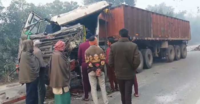 Driver and helper injured in collision between teller and truck on Ballia-Rasra road
