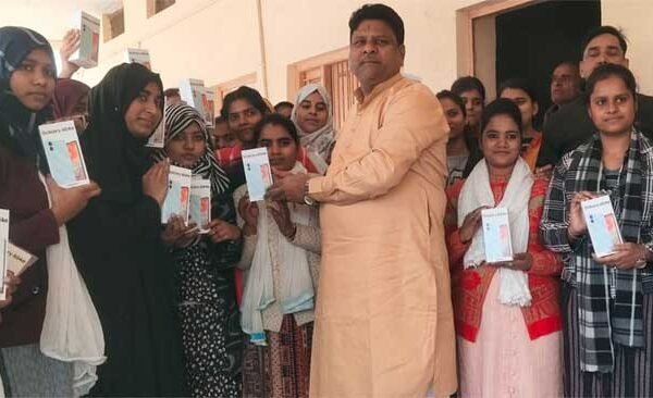 253 girl students got smartphones under Youth Empowerment Scheme
