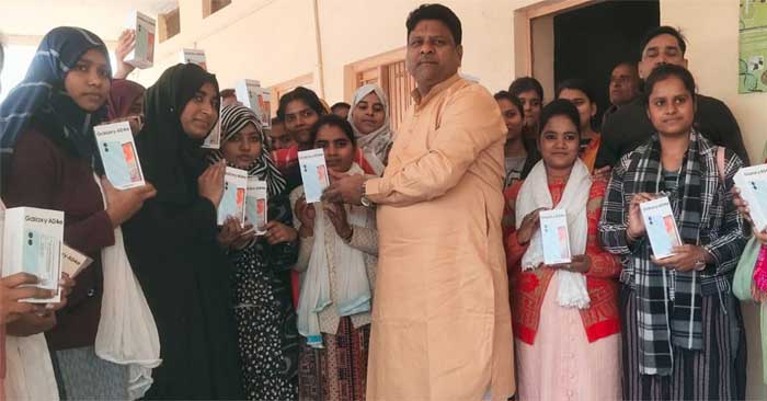 253 girl students got smartphones under Youth Empowerment Scheme