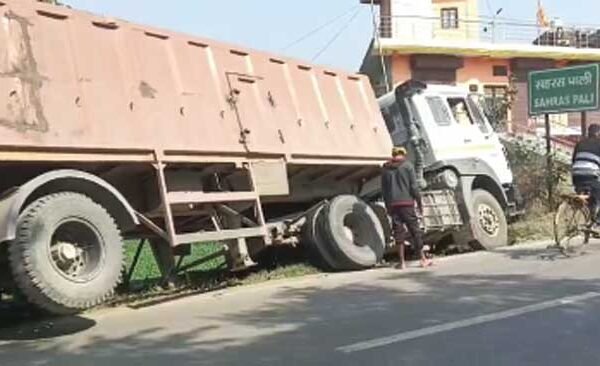 Near Saharspali Chatti, a truck loaded with ballast collided with a pillar on the roadside, driver and attendant narrowly escaped.
