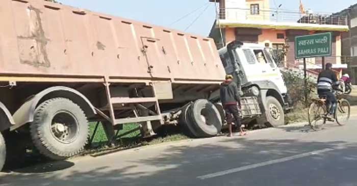 Near Saharspali Chatti, a truck loaded with ballast collided with a pillar on the roadside, driver and attendant narrowly escaped.