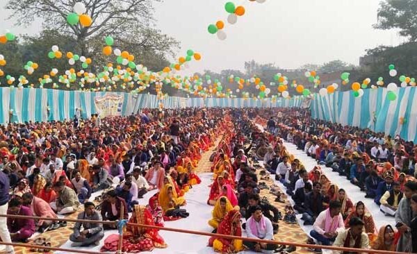 Two thousand couples got married amidst the chanting of Vedic mantras.