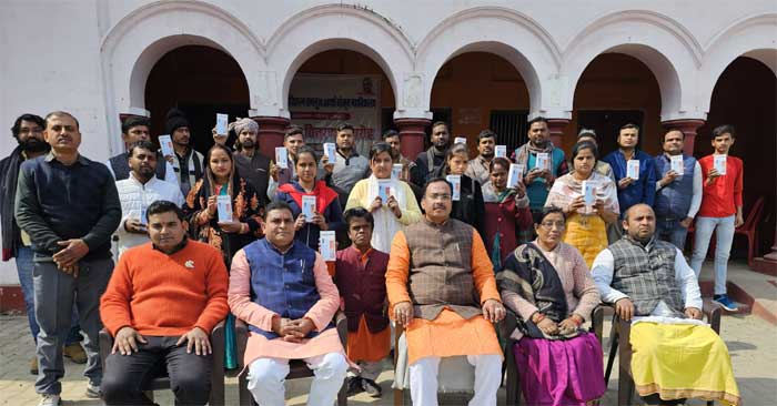 संस्कृत महाविद्यालय सहतवार के 34 छात्र छात्राओं को स्मार्टफोन का वितरण किया गया