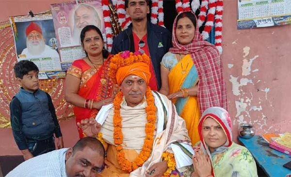 Families associated with Shri Yoga Vedanta Seva Samiti celebrated Mother-Father Puja Day.