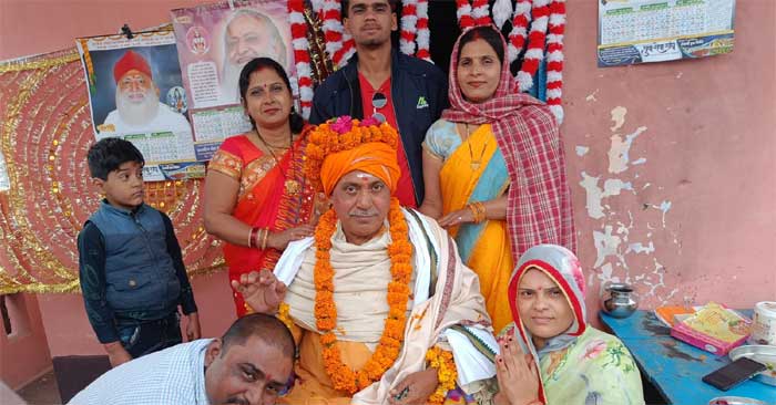 Families associated with Shri Yoga Vedanta Seva Samiti celebrated Mother-Father Puja Day.