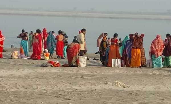 सरयू के खरीद, कुतुबगंज घाट, डूहा बिहरा आदि स्थानों पर श्रद्धालुओं ने आस्था की लगाई डूबकी