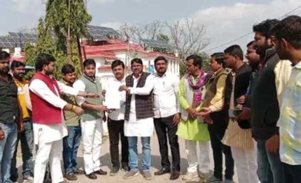 Student leaders submitted a leaflet to the SP demanding withdrawal of the fake case filed against the former councilor for beating up a newly married woman and throwing her out of the house, and investigation into the matter. Case registered against husband, mother-in-law and sister-in-law.