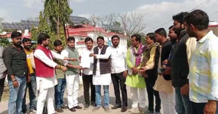 Student leaders submitted a leaflet to the SP demanding withdrawal of the fake case filed against the former councilor for beating up a newly married woman and throwing her out of the house, and investigation into the matter. Case registered against husband, mother-in-law and sister-in-law.