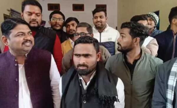 Students submitted memorandum to the Principal regarding holding student union elections.