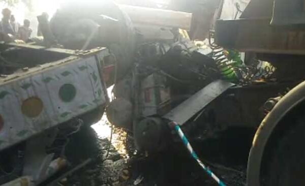 ट्रक और डंपर की जोरदार टक्कर, चालक और खलासी घायल