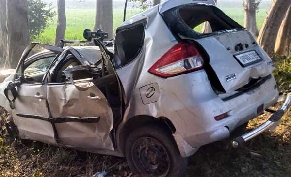 sikandarpur car hits electric pol