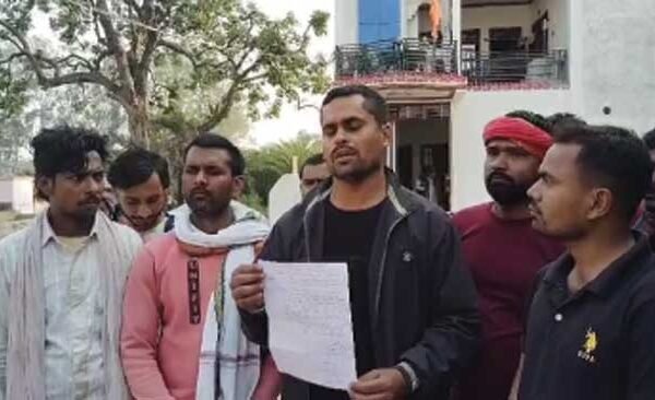Outsourcing sanitation workers create ruckus outside contractor's residence demanding payment of outstanding wages