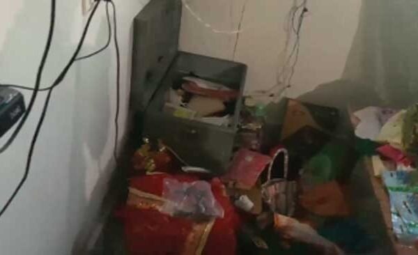 Thieves broke the lock of the door at night and made away with jewelery and cash.
