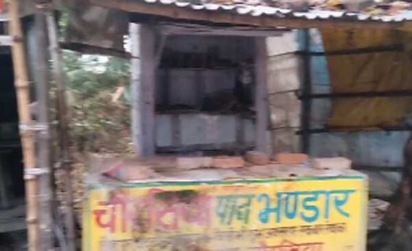 Thieves cheated by breaking the lock in Gumti situated in Singhpur Chatti.
