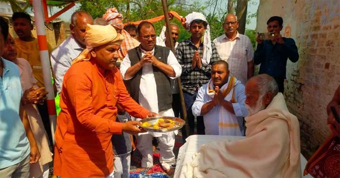 Swami Hariharanand consecrated the idols of Shiva Darbar in the ancient Shiva temple.