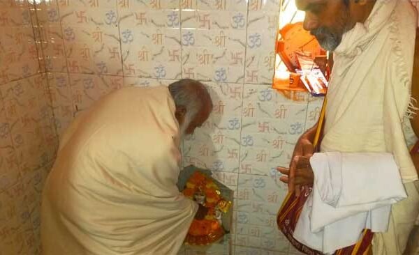 प्राचीन शिव मंदिर में शिव दरबार के विग्रह प्रतिमाओं का स्वामी हरिहरानंद ने की प्राण प्रतिष्ठा