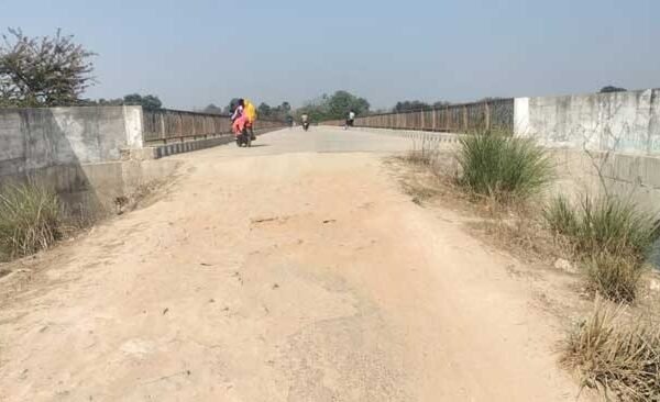 The approach road of the bridge connecting several villages located in Duhimusi Mangalpura has collapsed.